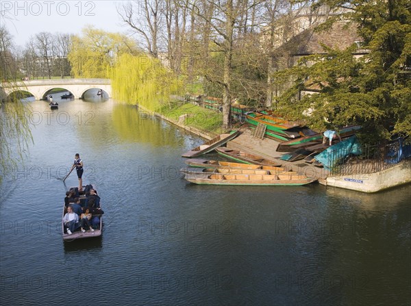 Punting on the River Cam, Cambridge, England, United Kingdom, Europe
