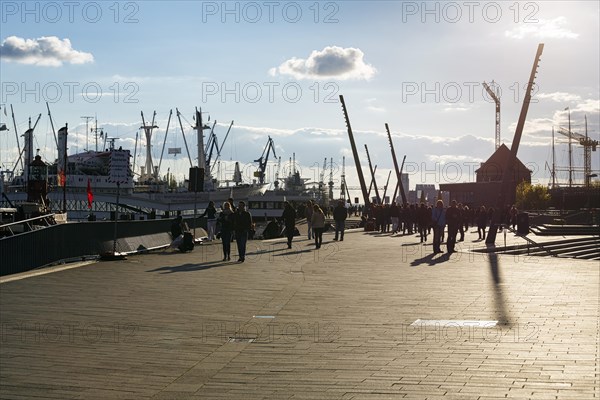 Jan Fedder Promenade, pedestrians on the waterfront promenade at the harbour, Elbe riverbank, backlight, Hamburg, Germany, Europe