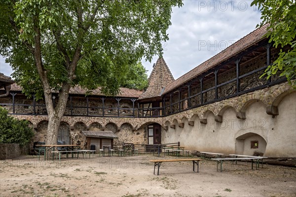 Fortifications, battlements with turrets on the outer bailey, Ronneburg Castle, medieval knight's castle, Ronneburg, Ronneburger Huegelland, Main-Kinzig district, Hesse, Germany, Europe