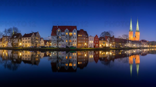 Historic houses and Luebeck Cathedral, Dom zu Luebeck, Luebecker Dom along the river Trave at the city Luebeck at night, Schleswig-Holstein, Germany, Europe