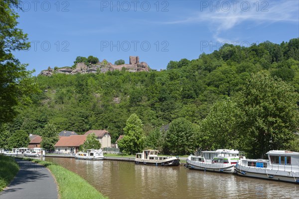 View of the ruins of Luetzelburg and houseboats on the Rhine-Marne Canal, Lutzelbourg, Lorraine, France, Alsace, Europe