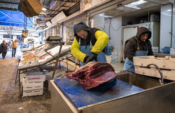 Fishmonger cutting up tuna in front of his market stall, display of fresh fish and seafood on ice, Food, Kapani Market, Vlali, Thessaloniki, Macedonia, Greece, Europe