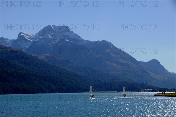 Windsurfing auf dem Silvaplna Gletschersee. Winsurfer on lake Silvaplana in the valley of Oberengadin, retro, vintage, old