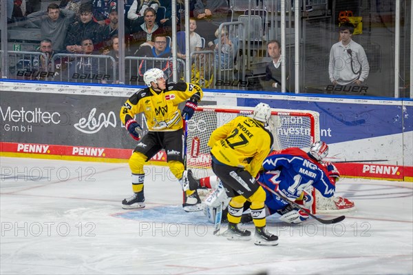 23.02.2024, DEL, German Ice Hockey League, 48th matchday) : Adler Mannheim (yellow jerseys) against Nuremberg Ice Tigers (blue jerseys) . Dangerous situation in front of the Adler Mannheim goal. Cole Maier (14, Nuremberg Ice Tigers) pulls on the goalkeeper of the Adler, Arno Tiefensee