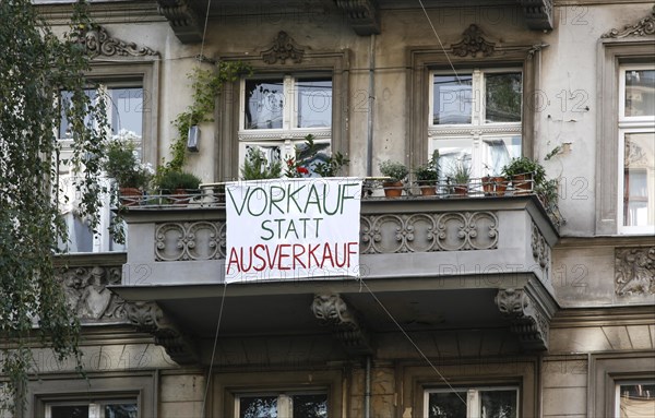 Protest by a tenants' initiative in Berlin's Kreuzberg neighbourhood. The building at Taborstrasse 20 was sold to property speculators. The tenants are calling on the Berlin district authority to exercise its right of first refusal in order to preserve the mill protection and ensure stable rents in the long term, 15 August 2019