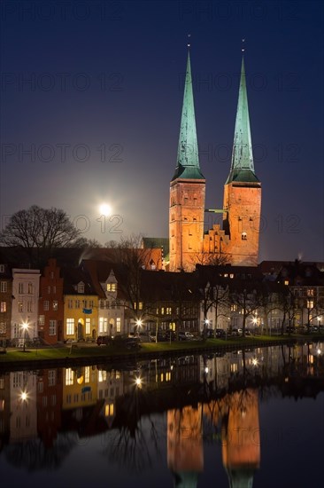 Historic houses and Luebeck Cathedral, Dom zu Luebeck, Luebecker Dom along the river Trave at the city Luebeck at night, Schleswig-Holstein, Germany, Europe