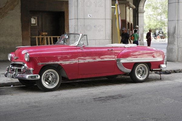 Vintage car from the 1950s in the centre of Havana, Centro Habana, Cuba, Central America