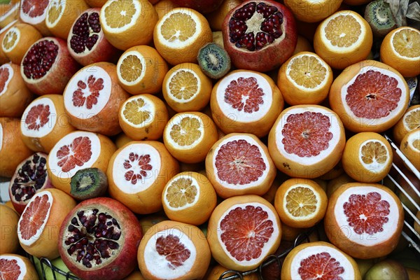 Oranges, pomegranates, street vending, Istiklal Caddesi shopping street, Beyoglu, Istanbul, European part, Istanbul province, Turkey, Asia