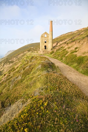 Ruins of Towanroath Pumping House at the Wheal Coates Tin Mine, St Agnes Head, Cornwall, England, United Kingdom, Europe