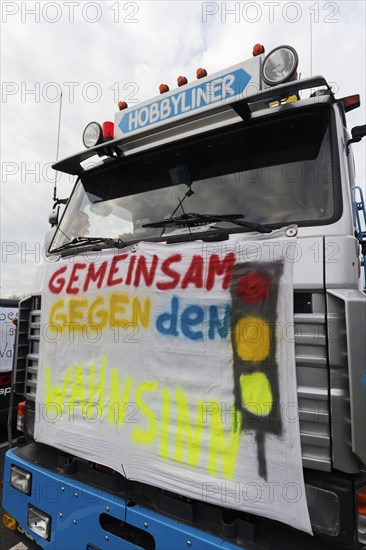 Together against the madness of traffic lights, banner on a truck, farmers' protests, demonstration against the policies of the traffic light government, abolition of agricultural diesel subsidies, Duesseldorf, North Rhine-Westphalia, Germany, Europe