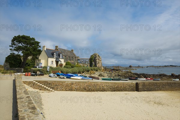 Houses and granite rocks on the beach, Plougrescant, Cote de Granit Rose, Cotes d'Armor, Brittany, France, Europe