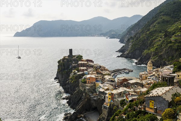 Village with colourful houses by the sea, Vernazza, UNESCO World Heritage Site, Cinque Terre, Riviera di Levante, Province of La Spezia, Liguria, Italy, Europe