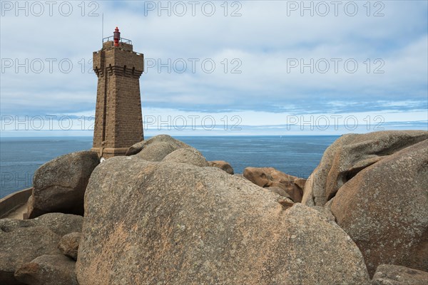 Lighthouse and granite rock, Phare de Ploumanac'h, Phare de Mean Ruz, Cote de Granit Rose, Ploumanach, Brittany, France, Europe