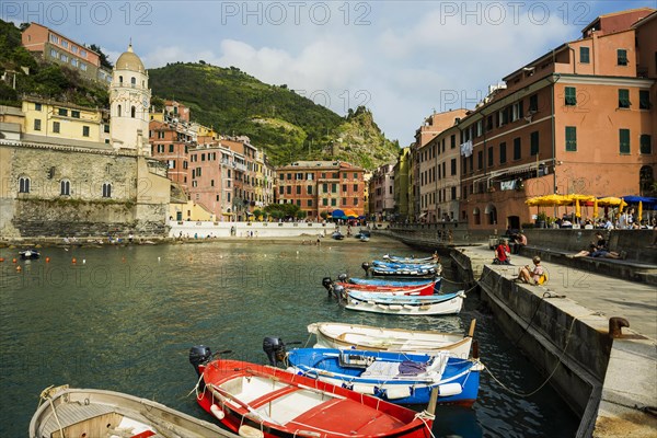 Village with colourful houses by the sea, Vernazza, UNESCO World Heritage Site, Cinque Terre, Riviera di Levante, Province of La Spezia, Liguria, Italy, Europe