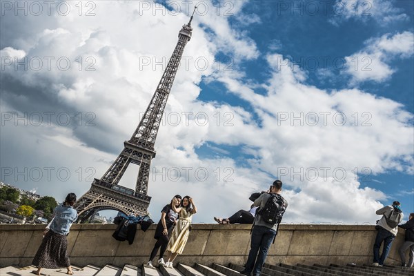 Eiffel Tower and tourists, Tour Eiffel, Paris, Ile de France, France, Europe