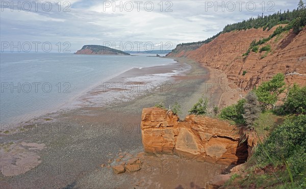 Seashore at low tide, cliffs, red sandstone, Five Islands Provincial Park, Fundy Bay, Nova Scotia, Canada, North America