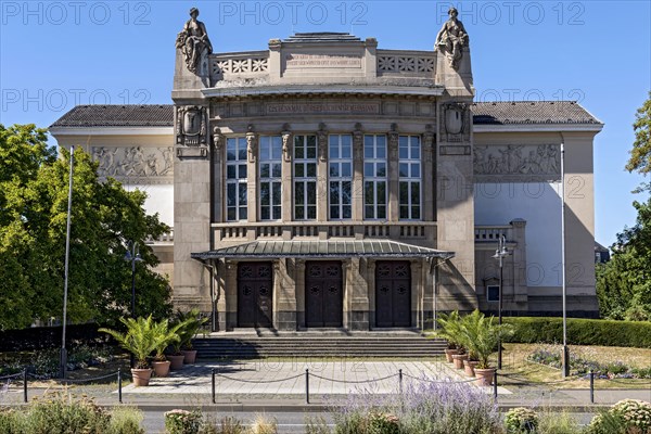 Giessen City Theatre by architects Fellner & Helmer, facade with statues of the muses Thalia and Melpomene, Classicism and Art Nouveau, Old Town, Giessen, Giessen, Hesse, Germany, Europe