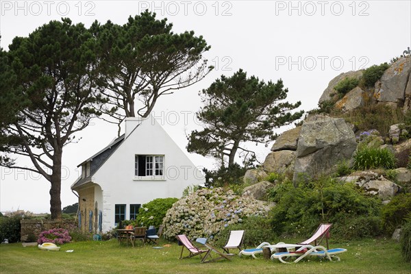 House by the sea, Plougrescant, Cote de Granit Rose, Cotes d'Armor, Brittany, France, Europe