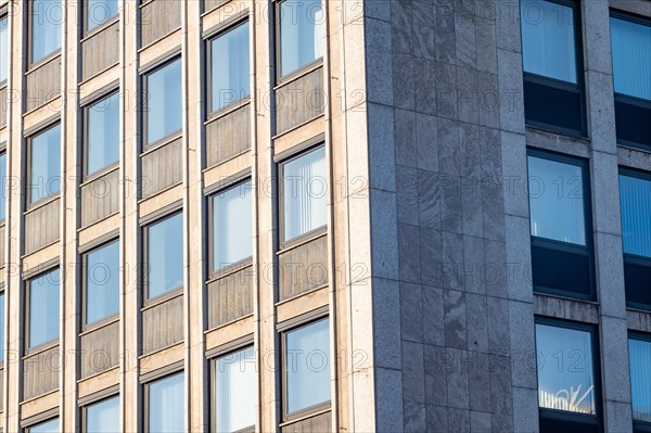 Patterns and structures on the facade of a high-rise building with reflective windows
