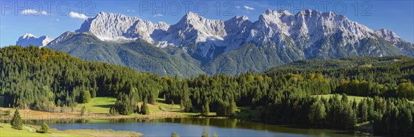 Geroldsee, behind it the Karwendel Mountains, Werdenfelser Land, Upper Bavaria, Bavaria, Germany, Europe