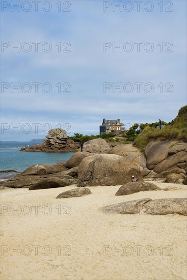 Beach and granite rocks, Tregastel, Cote de Granit Rose, Cotes d'Armor, Brittany, France, Europe