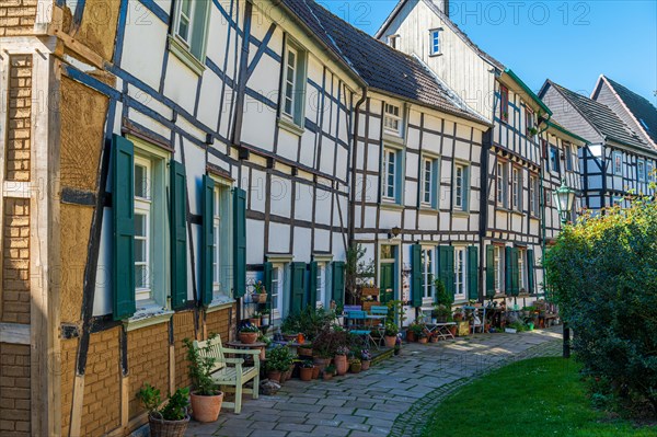 Plant pots and decorations in front of a row of half-timbered houses on a sunny day, Old Town, Hattingen, Ennepe-Ruhr district, Ruhr area, North Rhine-Westphalia