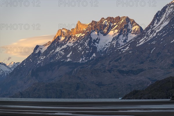 Sunset at Lago Grey, Torres del Paine National Park, Parque Nacional Torres del Paine, Cordillera del Paine, Towers of the Blue Sky, Region de Magallanes y de la Antartica Chilena, Ultima Esperanza Province, UNESCO Biosphere Reserve, Patagonia, End of the World, Chile, South America