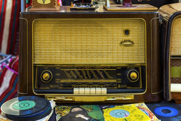 Old radio at a flea market, technology, old, historical, history, history of technology, old, vintage, retro, receiver, audio, nostalgia, radio waves, transmission, broadcasting, music, history, antique, antique, analogue, classic, 20th century, electronics, electronic, electricity, household, broadcasting, sound, kitchen radio, listening, past, old-fashioned, frequency, decoration, cult, culture
