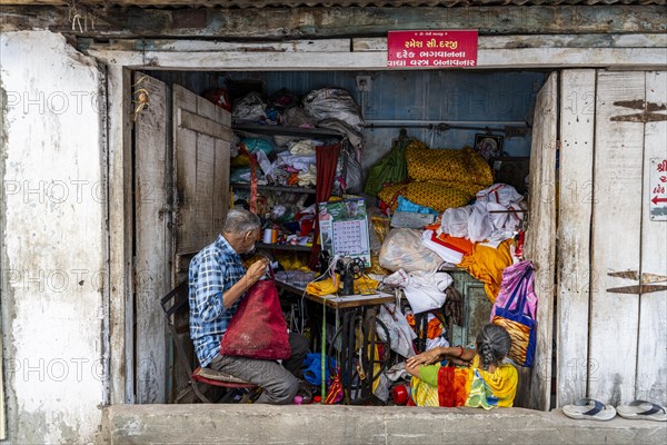 Tailor, Unesco site, Ahmedabad, Gujarat, India, Asia