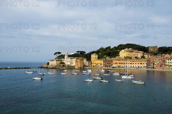 Village with beach and colourful houses by the sea, Baia del Silenzio, Sestri Levante, Province of Genoa, Riveria di Levante, Liguria, Italy, Europe