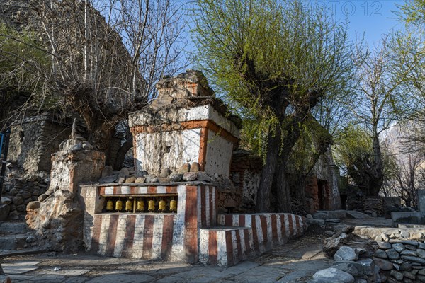 Narrow alleyways in Chhusang village, Kingdom of Mustang, Nepal, Asia