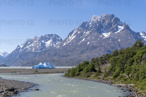 Iceberg at Lago Grey, Torres del Paine National Park, Parque Nacional Torres del Paine, Cordillera del Paine, Towers of the Blue Sky, Region de Magallanes y de la Antartica Chilena, Ultima Esperanza Province, UNESCO Biosphere Reserve, Patagonia, End of the World, Chile, South America