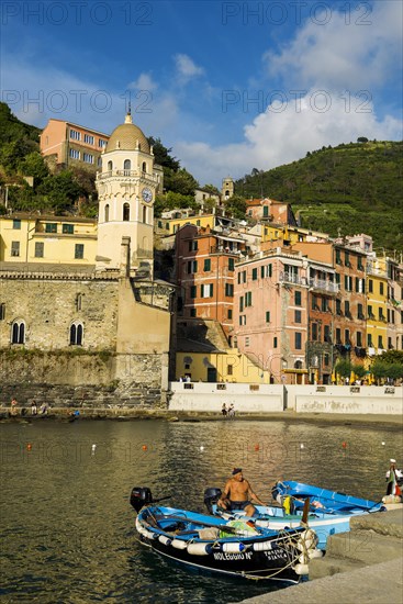 Village with colourful houses by the sea, Vernazza, UNESCO World Heritage Site, Cinque Terre, Riviera di Levante, Province of La Spezia, Liguria, Italy, Europe