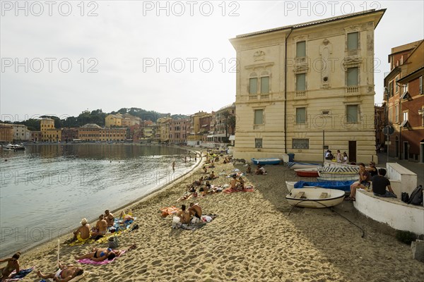 Village with beach and colourful houses by the sea, Baia del Silenzio, Sestri Levante, Province of Genoa, Riveria di Levante, Liguria, Italy, Europe