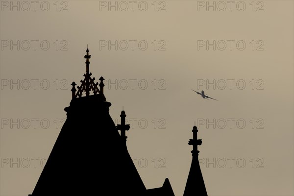 Aircraft in flight with Tower Bridge in the foreground, London, England, United Kingdom, Europe