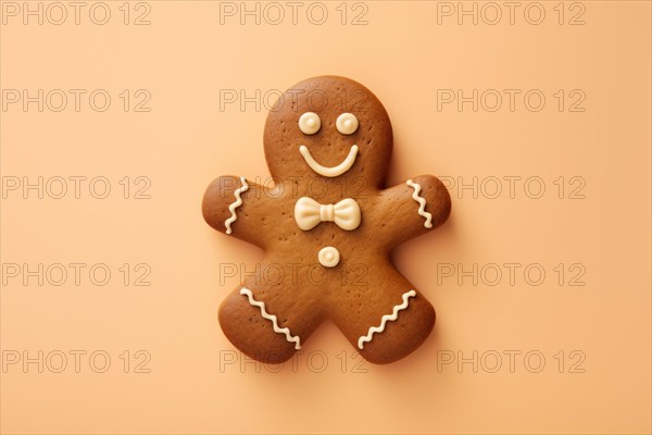 Single smiling gingerbread personc ookie on yellow background. KI generiert, generiert AI generated
