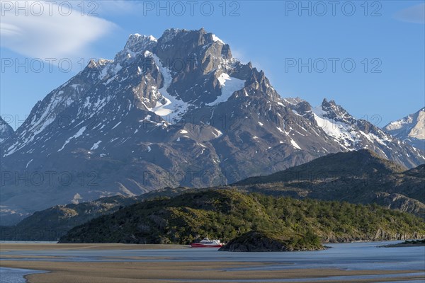 Excursion boat in Lago Grey, Torres del Paine National Park, Parque Nacional Torres del Paine, Cordillera del Paine, Towers of the Blue Sky, Region de Magallanes y de la Antartica Chilena, Ultima Esperanza Province, UNESCO Biosphere Reserve, Patagonia, End of the World, Chile, South America