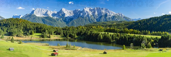 Geroldsee, behind it the Karwendel Mountains, Werdenfelser Land, Upper Bavaria, Bavaria, Germany, Europe