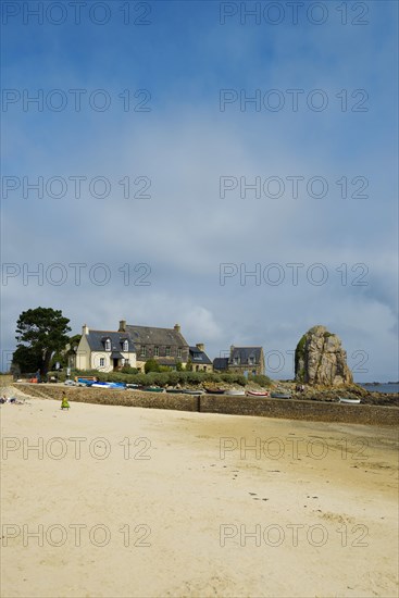 Houses and granite rocks on the beach, Plougrescant, Cote de Granit Rose, Cotes d'Armor, Brittany, France, Europe