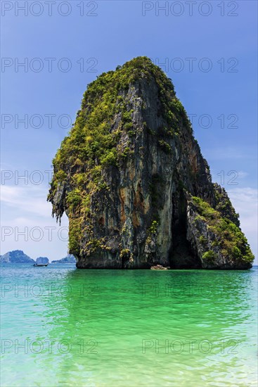 Limestone rocks at Tam Phra Nang beach, limestone, limestone rocks, travel, holiday, tourism, nature, natural landscape, Andaman Sea, climbing rocks, mountain, rock, rock, bizarre, sun, sunny, tropical, tropical, lagoon, sea, ocean, Asian, landscape, Krabi, Thailand, Asia