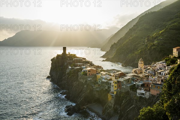 Village with colourful houses by the sea, sunset, Vernazza, UNESCO World Heritage Site, Cinque Terre, Riviera di Levante, Province of La Spezia, Liguria, Italy, Europe