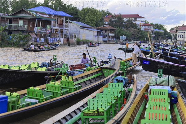 Lively river scene with people steering boats and transporting goods, Pindaya, Inle Lake, Myanmar, Asia