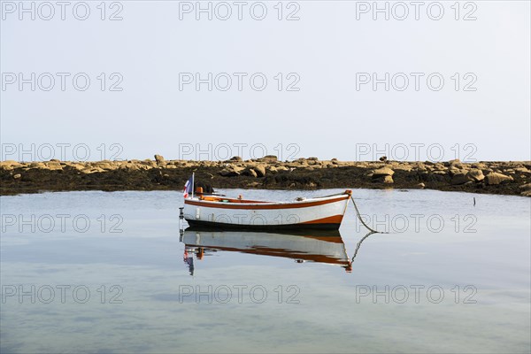 Rowing boat, Phare d'Eckmuehl, Penmarch, Finistere, Brittany, France, Europe