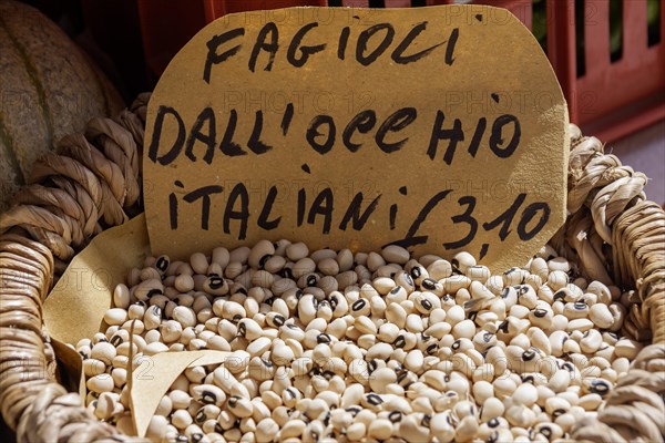 Snap pea (Fagiolo dall'occhio), market sale, weekly market market in Asciano, Crete Senesi, Tuscany, Italy, Europe