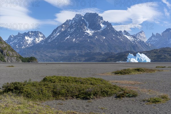 Iceberg and mountain scenery, Lago Grey, Torres del Paine National Park, Parque Nacional Torres del Paine, Cordillera del Paine, Towers of the Blue Sky, Region de Magallanes y de la Antartica Chilena, Ultima Esperanza Province, UNESCO Biosphere Reserve, Patagonia, End of the World, Chile, South America