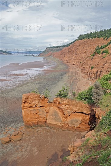 Seashore at low tide, cliffs, red sandstone, Five Islands Provincial Park, Fundy Bay, Nova Scotia, Canada, North America