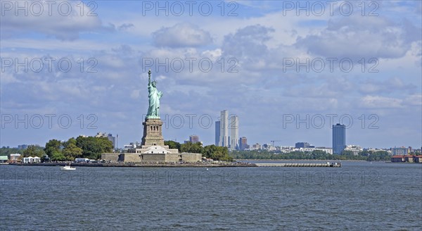 Statue of Liberty Statue of Liberty, Hudson River, skyscrapers of New Jersey in the background, New York City, New York, USA, North America