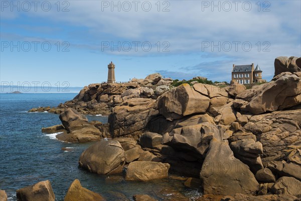 Lighthouse and granite rock, Phare de Ploumanac'h, Phare de Mean Ruz, Cote de Granit Rose, Ploumanach, Brittany, France, Europe