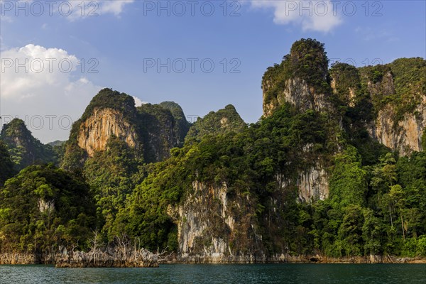 Limestone rocks in Cheow Lan Lake in Khao Sok National Park, nature, travel, holiday, lake, reservoir, landscape, rock, rock formation, attraction, rock face, water, tourism, boat trip, excursion, boat trip, landscape, natural landscape, nature reserve, travel photo, Thailand, Asia