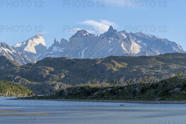 Imposing mountain range on Lago Grey, Torres del Paine National Park, Parque Nacional Torres del Paine, Cordillera del Paine, Towers of the Blue Sky, Region de Magallanes y de la Antartica Chilena, Ultima Esperanza Province, UNESCO Biosphere Reserve, Patagonia, End of the World, Chile, South America